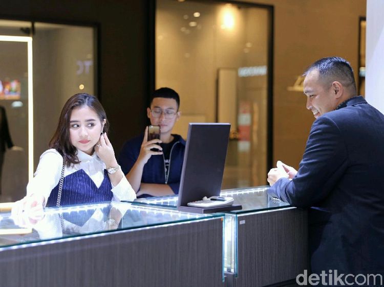 Prilly Latuconsina Beli Perhiasan Sendiri, Maxime ke Mana?