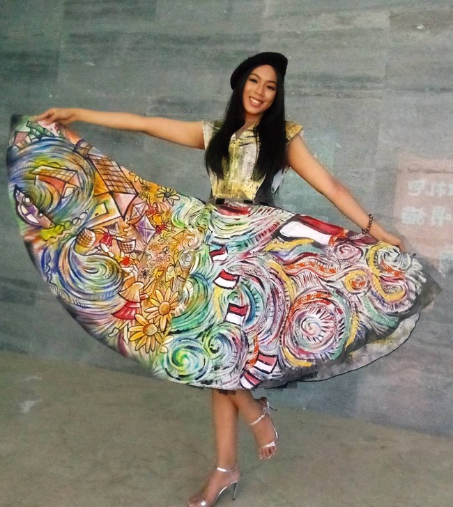 Seperti ini penampilan Miss Indonesia 2018 Alya Nurshabrina dengan gaun berhiaskan lukisannya sendiri. Melalui Instagram @alya.nurshabrina, wanita 22 Tahun asal Jawa Barat itu menjelaskan makna mendalam dari berbagai gambar di gaunnya. Foto: Instagram @alya.nurshabrina