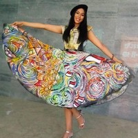 Seperti ini penampilan Miss Indonesia 2018 Alya Nurshabrina dengan gaun berhiaskan lukisannya sendiri. Melalui Instagram @alya.nurshabrina, wanita 22 Tahun asal Jawa Barat itu menjelaskan makna mendalam dari berbagai gambar di gaunnya. Foto: Instagram @alya.nurshabrina