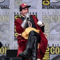 Di ajang yang sama, ia muncul dengan aksesori bertema Flash, karakter superhero yang diperankannya di Justice League. Foto: Getty Images