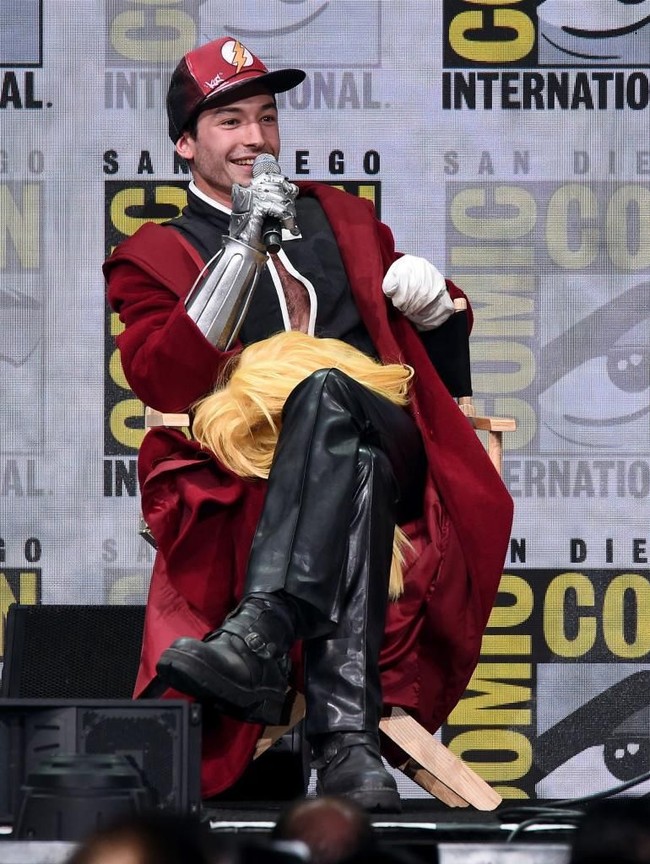 Di ajang yang sama, ia muncul dengan aksesori bertema Flash, karakter superhero yang diperankannya di Justice League. Foto: Getty Images