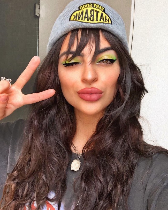 Ini gaya Newsha saat mengenakan makeup bold. Tampilan riasannya pun kerap kali menonjolkan makeup mata dengan eyeliner wing. Foto: Instagram