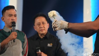 Ruben Onsu dan Kepala Bekraf Triawan Munaf diminta mencicipi makanan ajaib Andrian Ishak. Penampilan Andrian Ishak menjadi bagian dalam diskusi From Nothing To Something.