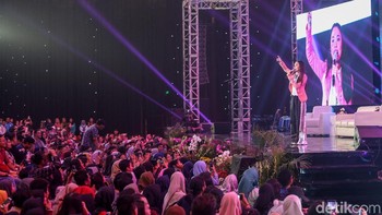 Ribuan peserta yang ikut dalam gelaran yang digagas oleh detikcom dan Pemkot Surabaya tersebut berteriak histeris.