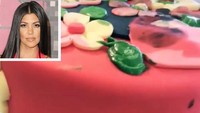 Mendapat kue ulang tahun dari orang spesial tentulah bikin bahagia. Anak-anak Kourtney Kardashian memberikan ibunya kue ulang tahun berbahan es krim dan strawberry yang meriah ini. Foto: Istimewa