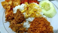 Hampir selalu lauk nasi langgi lebih dari 3 jenis. Yang ini pakai kering kentang dan serundeng ayam. Nyam! Foto : Instagram @halim_diana