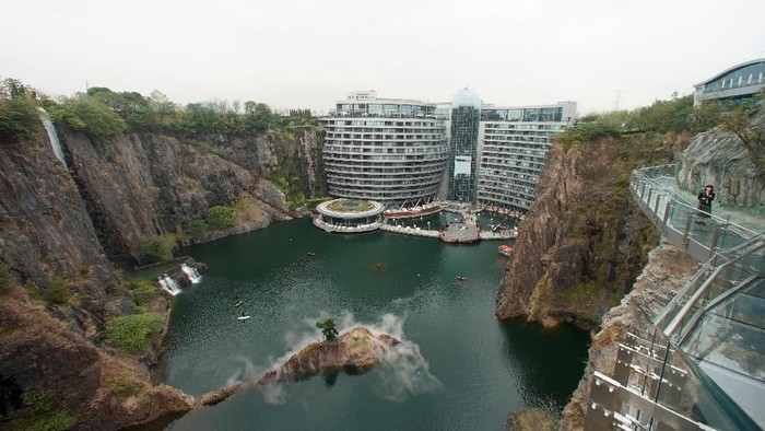 Pembangunan hotel Intercontinental Shanghai Wonderland akhirnya rampung. Hotel ini pun menjadi hotel pertama di dunia yang berada di bawah tanah.