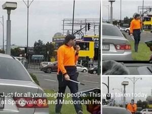 Nyamar Jadi Tukang Lap Kaca, Polisi Tilang Sopir yang Main HP