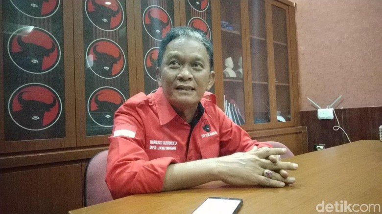 PDIP Serahkan Penanganan Pembuat Poster Raja Jokowi ke TKN PDIP Serahkan Penanganan Pembuat Poster Raja Jokowi ke TKN