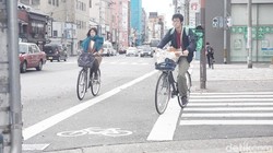 Orang Jepang dikenal dengan kebiasaan hidupnya yang sehat dan aktif. Buktinya, mereka hobi banget yang naik sepeda ke mana-mana!