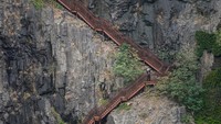 Hotel yang dibangun di dekat Taman Hutan Nasional Sheshan dan Taman Botani Gunung Chensan ini pun memiliki 336 kamar mewah dengan pemandangan alam yang menakjubkan yang menampilkan air terjun dan tebing-tebing indah yang mengelilingi hotel tersebut.