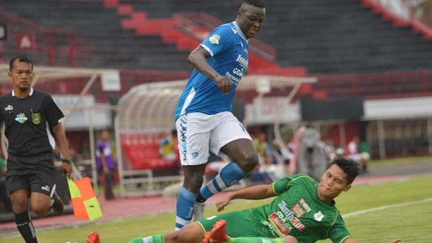 Ezechiel N'Douassel belum hadir dalam latihan perdana Persib Bandung. 