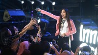 Suasana menjadi semakin semarak dengan lagu-lagunya itu.