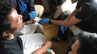 Polisi memeriksa tangan HS. Kuku HS disebut menghitam saat diamankan.