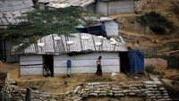 Menurut organisasi HAM yang dilansir dari BBC Indonesia, kurang lebih 700.000 orang Rohingya kabur ke Bangladesh mencari perlindungan setahun terakhir dan ribuan lainnya meninggal akibat kekerasan yang terjadi di Myanmar. Mohammad Ponir Hossain/Reuters.