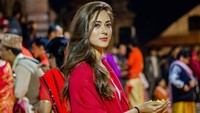 Lihat kecantikan Shrinkala saat berkunjung ke Kuil Pashupatinath, salah satu Situs Warisan Dunia UNESCO di Nepal. Shrinkala tampak cantik memakali selendang merah. (Instagram/@shrinkala_)