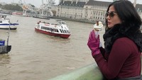 Kalau ini pose Vien di depan London Eye. Ia menikmati pemandangan sambil mencicip es krim. Foto: Instagram vienstasman