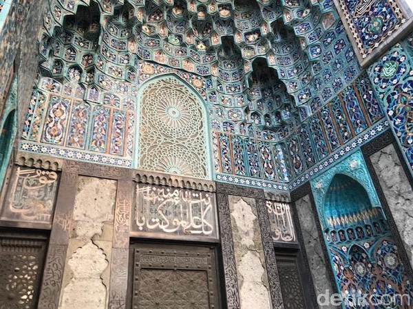 Masjid yang memiliki nama asli Jamul Muslimin itu didirikan pada 1910. Selama Uni Soviet berkuasa, masjid itu ditutup lantaran semua rumah ibadah tak boleh digunakan di masa komunisme. Blue Mosque kemudian menjadi gudang. (Elizabeth Elza/detikTravel) Masjid yang memiliki nama asli Jamul Muslimin itu didirikan pada 1910. Selama Uni Soviet berkuasa, masjid itu ditutup lantaran semua rumah ibadah tak boleh digunakan di masa komunisme. Blue Mosque kemudian menjadi gudang. (Elizabeth Elza/detikTravel)