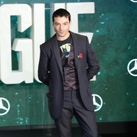 Ketika Ezra tampil maskulin dengan setelan serba hitam dan boots. (Foto: Getty Images)