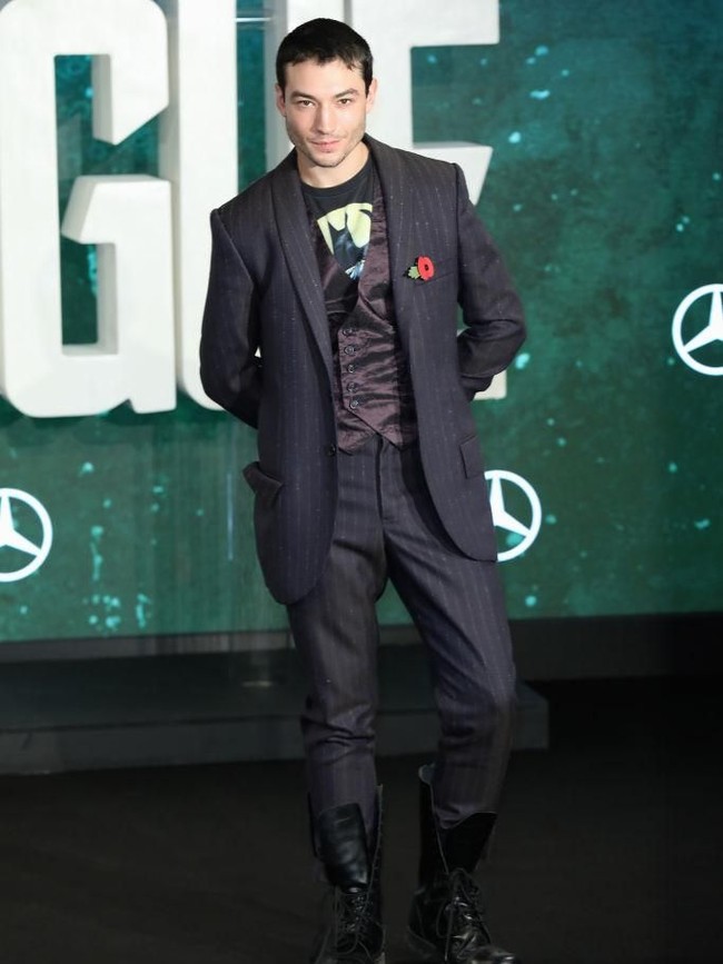 Ketika Ezra tampil maskulin dengan setelan serba hitam dan boots. (Foto: Getty Images)