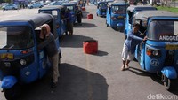Antrean bajaj mengular panjang di SPBG (Stasiun Pengisian Bahan Bakar Gas) di Jalan Perintis Kemerdekaan, Jakarta Timur.