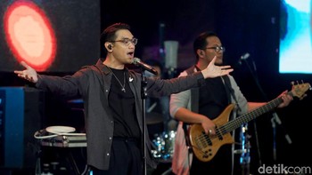 Penyanyi Afgan Syahreza menutup gelaran acara Innocreativation yang berlangsung di Grand City Convention Hall, Surabaya, Kamis (15/1/2018).