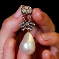 Laku terjual Rp 533 miliar, peninggalan Marie Antoinette ini lantas memecahkan rekor perhiasan mutiara termahal di dunia. Sebelumnya, rekor tersebut diklaim oleh perhiasan mutiara milik mendiang Elizabeth Taylor yang dijual melalui rumah lelang Christies pada 2011 seharga US$ 11,8 juta atau setara dengan Rp 174 miliar. (Foto: Reuters)