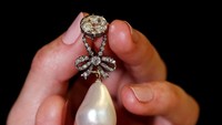 Ini mutiara milik milik Ratu Prancis Marie Antoinette (1755- 1793) saat dipamerkan di Geneva, Swis pada 7 November lalu. REUTERS/Denis Balibouse/File Photo.