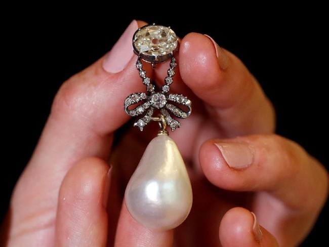 Laku terjual Rp 533 miliar, peninggalan Marie Antoinette ini lantas memecahkan rekor perhiasan mutiara termahal di dunia. Sebelumnya, rekor tersebut diklaim oleh perhiasan mutiara milik mendiang Elizabeth Taylor yang dijual melalui rumah lelang Christies pada 2011 seharga US$ 11,8 juta atau setara dengan Rp 174 miliar. (Foto: Reuters)