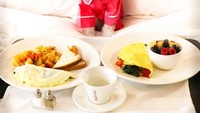 Bangun pagi, Tinkerbelle berpose dengan tema breakfast in bed ada omelete, buah berry, hingga roti dengan tumisan kentang. Foto: Instagram @tinkerbellethedog