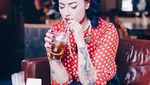 Klasik! Pose Cantik Claudia, Istri Derby Romero saat Minum Milkshake