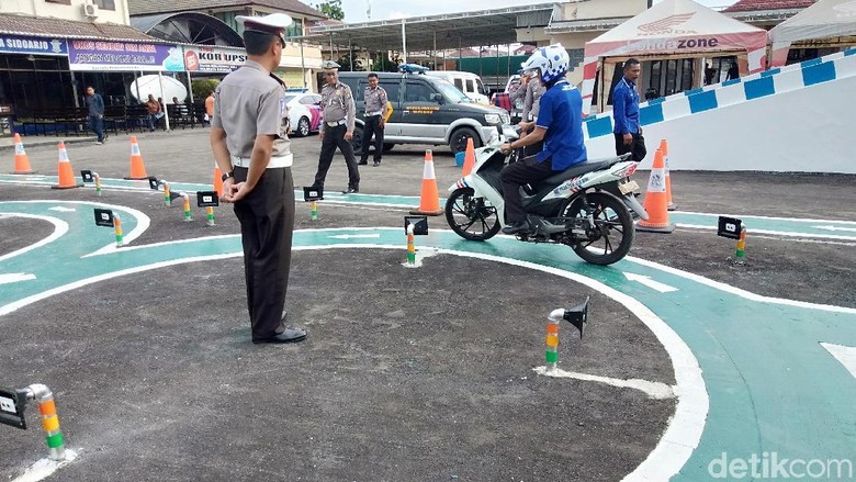 Ujian praktik SIM Foto: Suparno Nodhor Ujian praktik SIM Foto: Suparno Nodhor