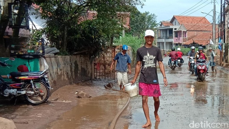 Banjir di Kabupaten Bandung Surut, Warga Bersihkan Lumpur Banjir di Kabupaten Bandung Surut, Warga Bersihkan Lumpur