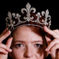 Di samping perhiasan  Marie Antoinette, ada pula perhiasan milik Raja Charles X, keluarga bangsawan Austria, dan Parma. Seluruh koleksi yang dilelang dijual dengan nilai mencapai lebih dari 53 juta Poundsterling atau Rp 1 triliun. (Foto: Reuters)