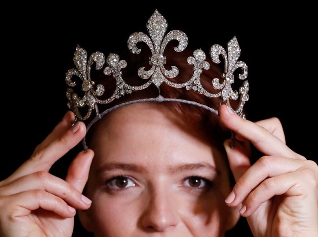 Di samping perhiasan  Marie Antoinette, ada pula perhiasan milik Raja Charles X, keluarga bangsawan Austria, dan Parma. Seluruh koleksi yang dilelang dijual dengan nilai mencapai lebih dari 53 juta Poundsterling atau Rp 1 triliun. (Foto: Reuters)