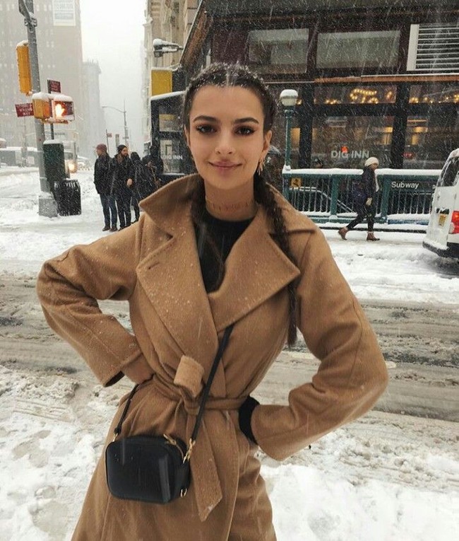 Tak mungkin rasanya jika musim salju Emily nekat pakai baju mini. Ia tampil tertutup dengan coat panjang yang tampak menghangatkan. Foto: Instagram