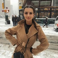 Tak mungkin rasanya jika musim salju Emily nekat pakai baju mini. Ia tampil tertutup dengan coat panjang yang tampak menghangatkan. Foto: Instagram