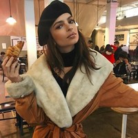 Terkadang publik hanya fokus pada tubuh Emily karena penampilan buka-bukannya. Inilah kumpulan foto ketika model 27 tahun itu tampil dengan busana yang lebih sopan. Foto: Instagram