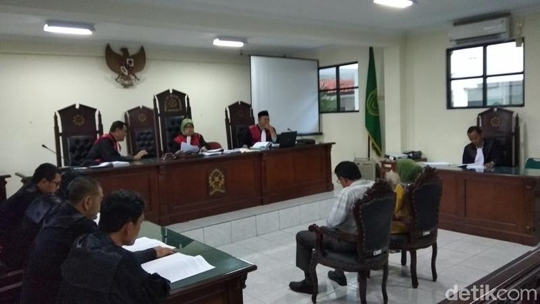 Tersangkut Politik Uang, 2 Caleg Golkar Dituntut 2 Bulan Penjara Tersangkut Politik Uang, 2 Caleg Golkar Dituntut 2 Bulan Penjara