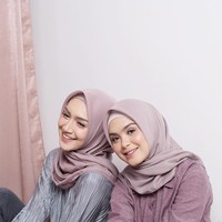 Setelah berhijab, Vebby Palwinta tetap tampil stylish. Ia tampak suka memakai hijab berwarna lembut, seperti produk-produk Vanilla Hijab. Foto: Instagram/VanillaHijab