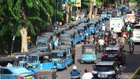 Antrean mengular panjang hingga jalan raya.