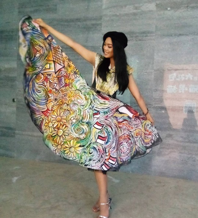 Menurut Alya ada empat hal yang digambarkannya di gaun yang dikenakannya. Pertama yaitu lukisan bencana tsunami. Finalis GADIS Sampul 2012 itu mencoba menggambarkan tsunami bukan dalam warna yang gelap. Kedua adalah gambar anak-anak korban bencana di Palu yang sedang bermain layang-layang. Ketiga, gambar Indonesia sebagai negara agraris yang disimbolkannya melalui program Beauty With A Purpose yang dilakukannya di Desa Mekar Manik, Kecamatan Cimenyan, Kabupaten Bandung. Foto: Instagram @alya.nurshabrina