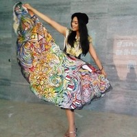 Menurut Alya ada empat hal yang digambarkannya di gaun yang dikenakannya. Pertama yaitu lukisan bencana tsunami. Finalis GADIS Sampul 2012 itu mencoba menggambarkan tsunami bukan dalam warna yang gelap. Kedua adalah gambar anak-anak korban bencana di Palu yang sedang bermain layang-layang. Ketiga, gambar Indonesia sebagai negara agraris yang disimbolkannya melalui program Beauty With A Purpose yang dilakukannya di Desa Mekar Manik, Kecamatan Cimenyan, Kabupaten Bandung. Foto: Instagram @alya.nurshabrina