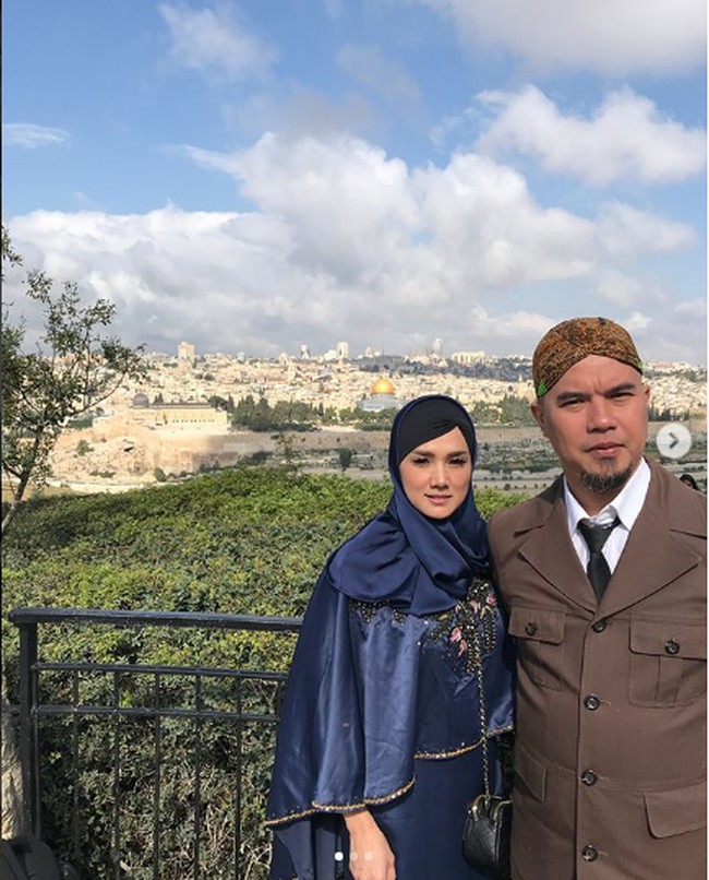 Mulan Jameela juga termasuk artis yang rela pasang badan demi suami, Ahmad Dhani. Seperti diketahui Dhani saat ini sedang mendekam di penjara karena dinyatakan bersalah lantaran melakukan ujaran kebencian lewat cuitan di akun Twitter. Setelah suaminya dipenjara, Mulan terus menunjukkan ketegarannya. Dia kerap mengunggah petikan ayat Al Aquran di Instagram Story yang bermakna tentang kesabaran. Foto: instagram