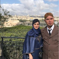 Mulan Jameela juga termasuk artis yang rela pasang badan demi suami, Ahmad Dhani. Seperti diketahui Dhani saat ini sedang mendekam di penjara karena dinyatakan bersalah lantaran melakukan ujaran kebencian lewat cuitan di akun Twitter. Setelah suaminya dipenjara, Mulan terus menunjukkan ketegarannya. Dia kerap mengunggah petikan ayat Al Aquran di Instagram Story yang bermakna tentang kesabaran. Foto: instagram