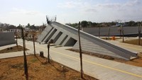 Monumen ini memiliki lima akses masuk. Kelima akses masuk bangunan tugu kapsul itu memiliki arti yakni lima suku asli Merauke yakni Malind, Muyu, Mandobo, Mappi dan Auyu yang menjaga tugu kapsul waktu itu. Dok. Ditjen Cipta Karya PUPR.