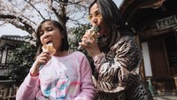 Vien terlihat kompak makan es krim di bawah pohon sakura bersama anak bungsunya. Foto: Instagram vienstasman