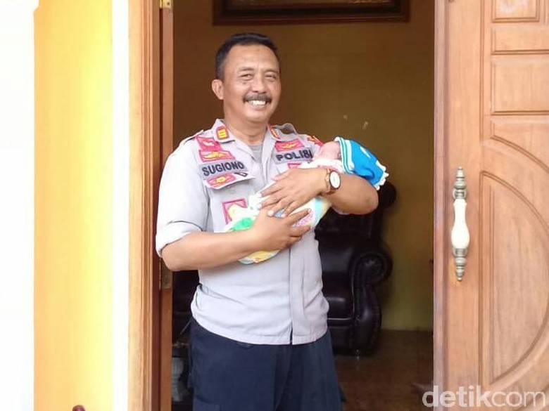 Polisi Buru Ibu Pembuang Bayi yang Dikerubuti Semut di Tempat Sampah Polisi Buru Ibu Pembuang Bayi yang Dikerubuti Semut di Tempat Sampah