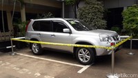 Mobil korban pembunuhan satu keluarga di Bekasi ditemukan di kos-kosan daerah Cikarang. Tim Labfor Mabes Polri dan Inafis Polda Metro langsung mengecek seisi mobil.