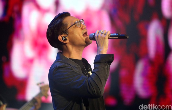 Afgan Syahreza menutup gelaran Innocreativation di Surabaya. Bersama para penonton Afgan menyanyikan sejumlah lagu populernya.